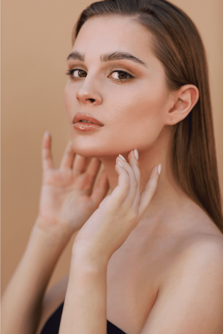 Definierte Jawline nach ästhetischer Behandlung mit Hyaluronsäure und Radiesse® zur Konturierung und Betonung der Kieferpartie Jawline